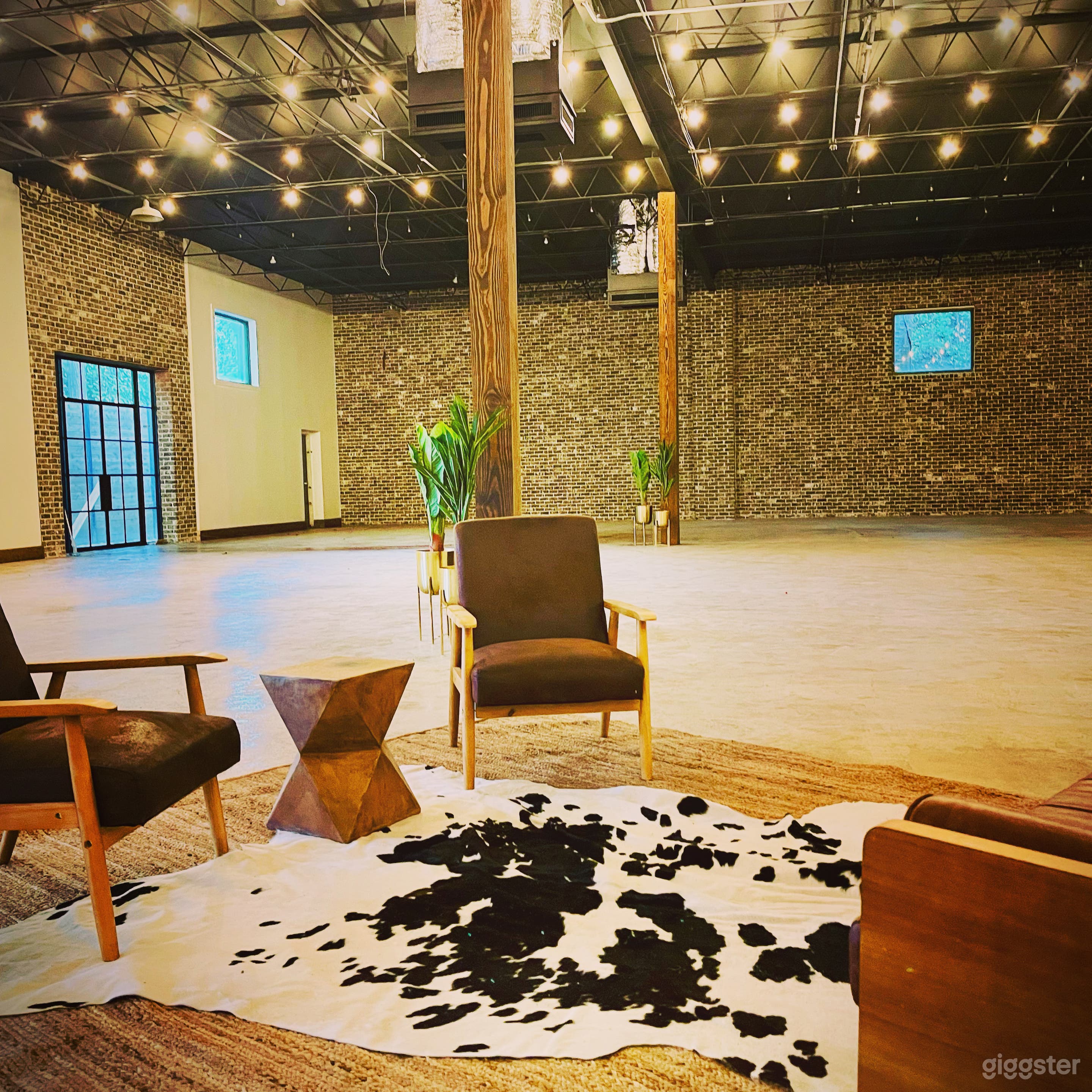 Main Space, largest sq ft., exposed brick, movable furniture/walls