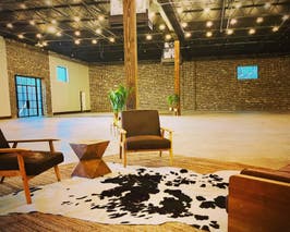  Main Space, largest sq ft., exposed brick, movable furniture/walls 