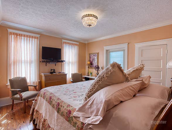 Romantic Hide-Away Suite Room Photo 1