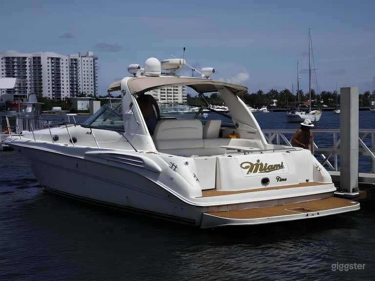  45’ Sea Ray Sun Dancer Yacht with ONE FREE HOUR 