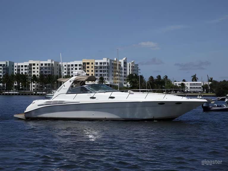  45’ Sea Ray Sun Dancer Yacht with ONE FREE HOUR 
