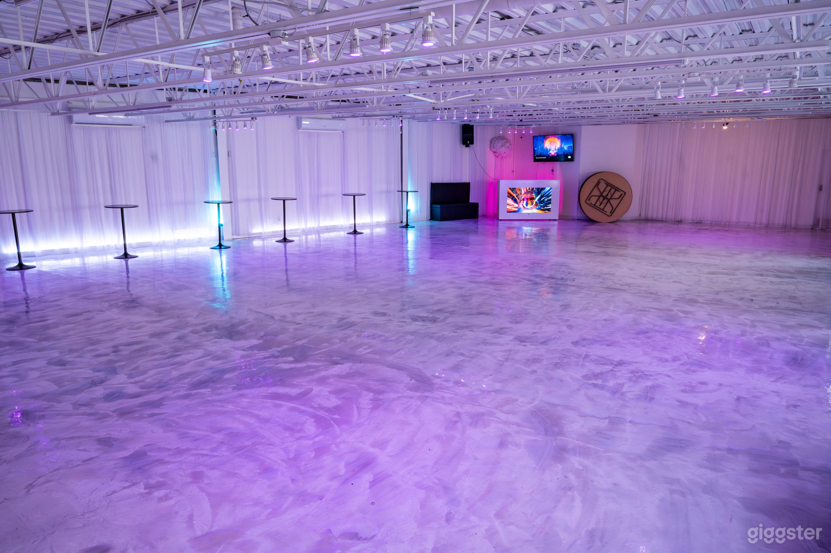 Spacious All White Warehouse For All Events! Photo 4