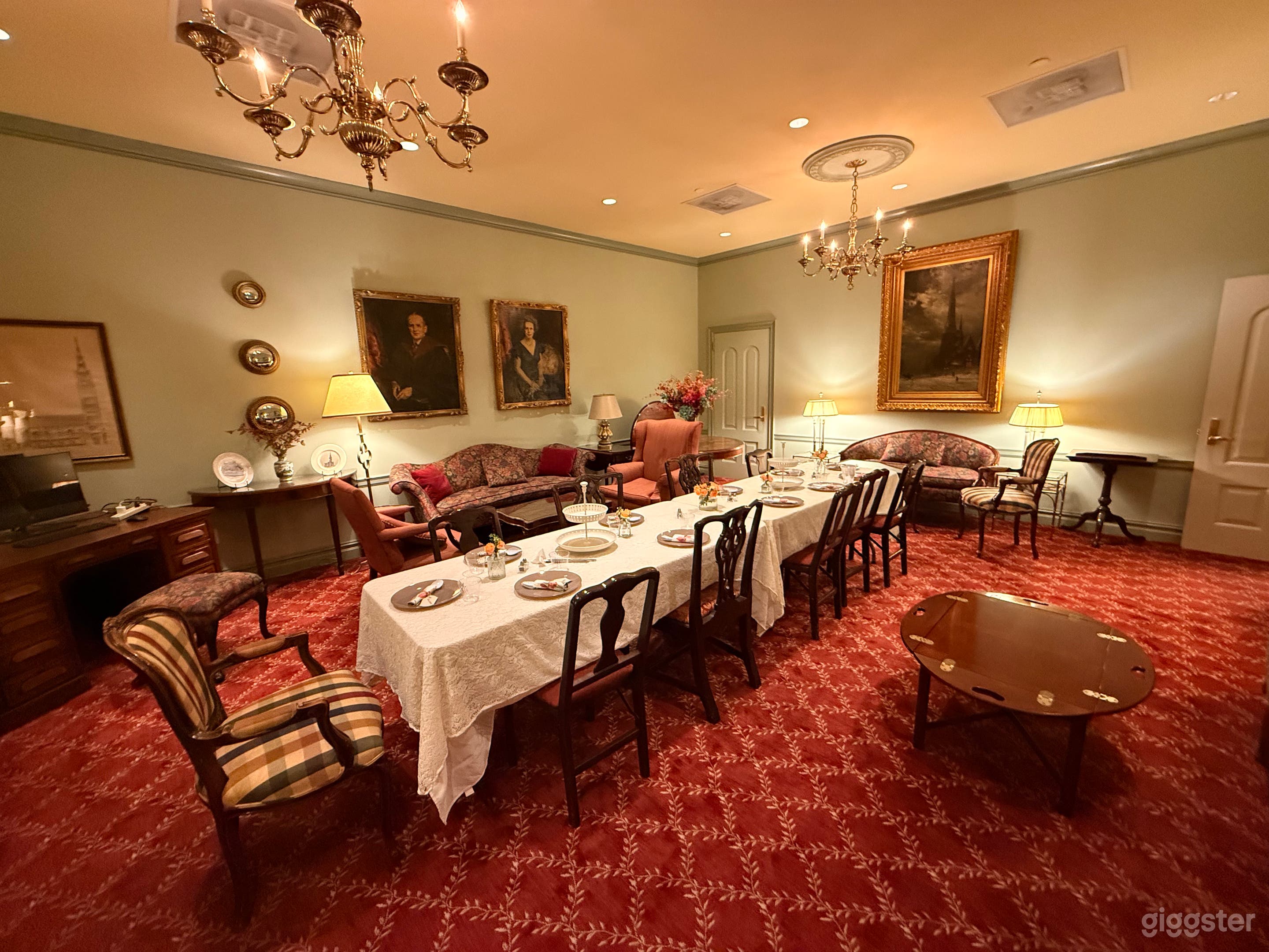 Peale Parlor, Church Living Room Photo 4