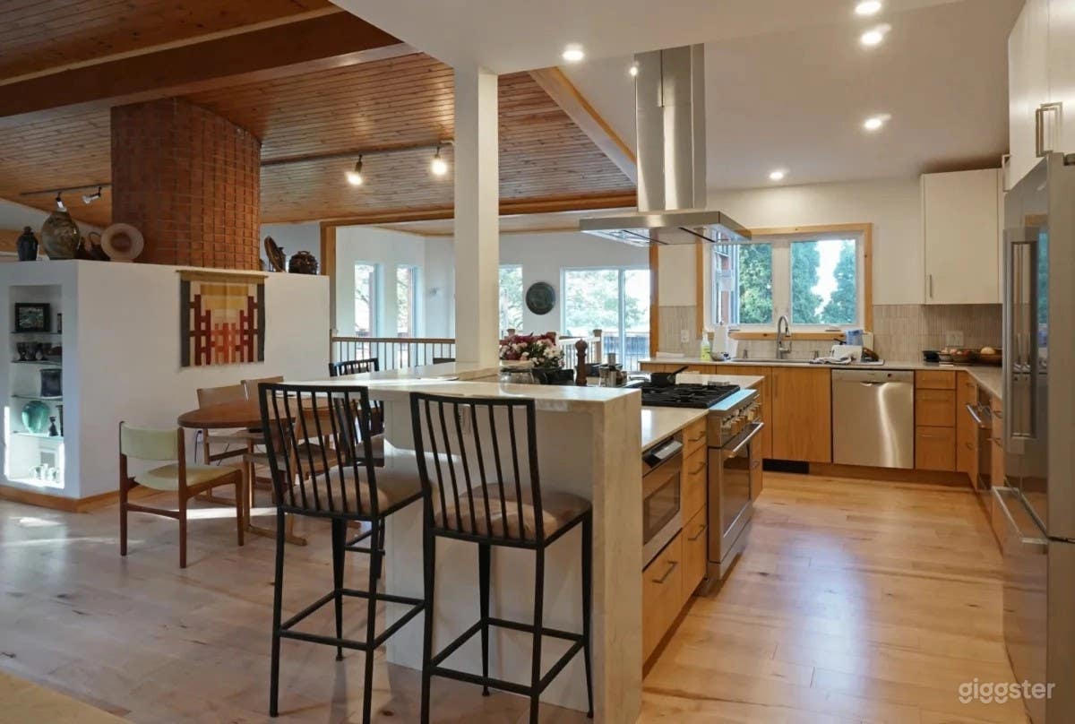 Creative Estate with Gallery, Studios, Gardens & Views Photo 4