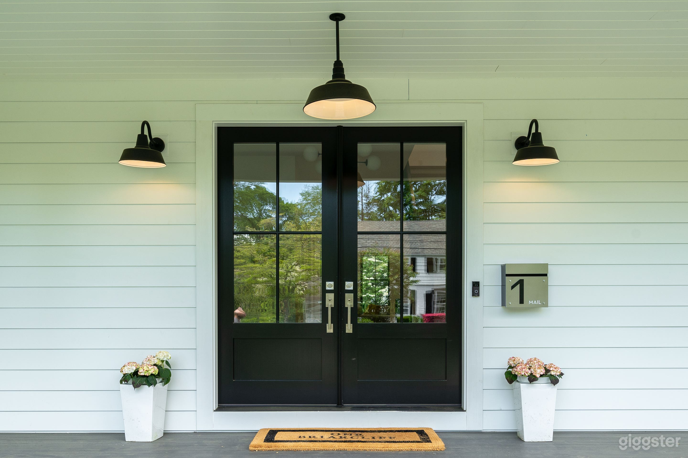 High end, bright & airy modern farmhouse near NYC Photo 4