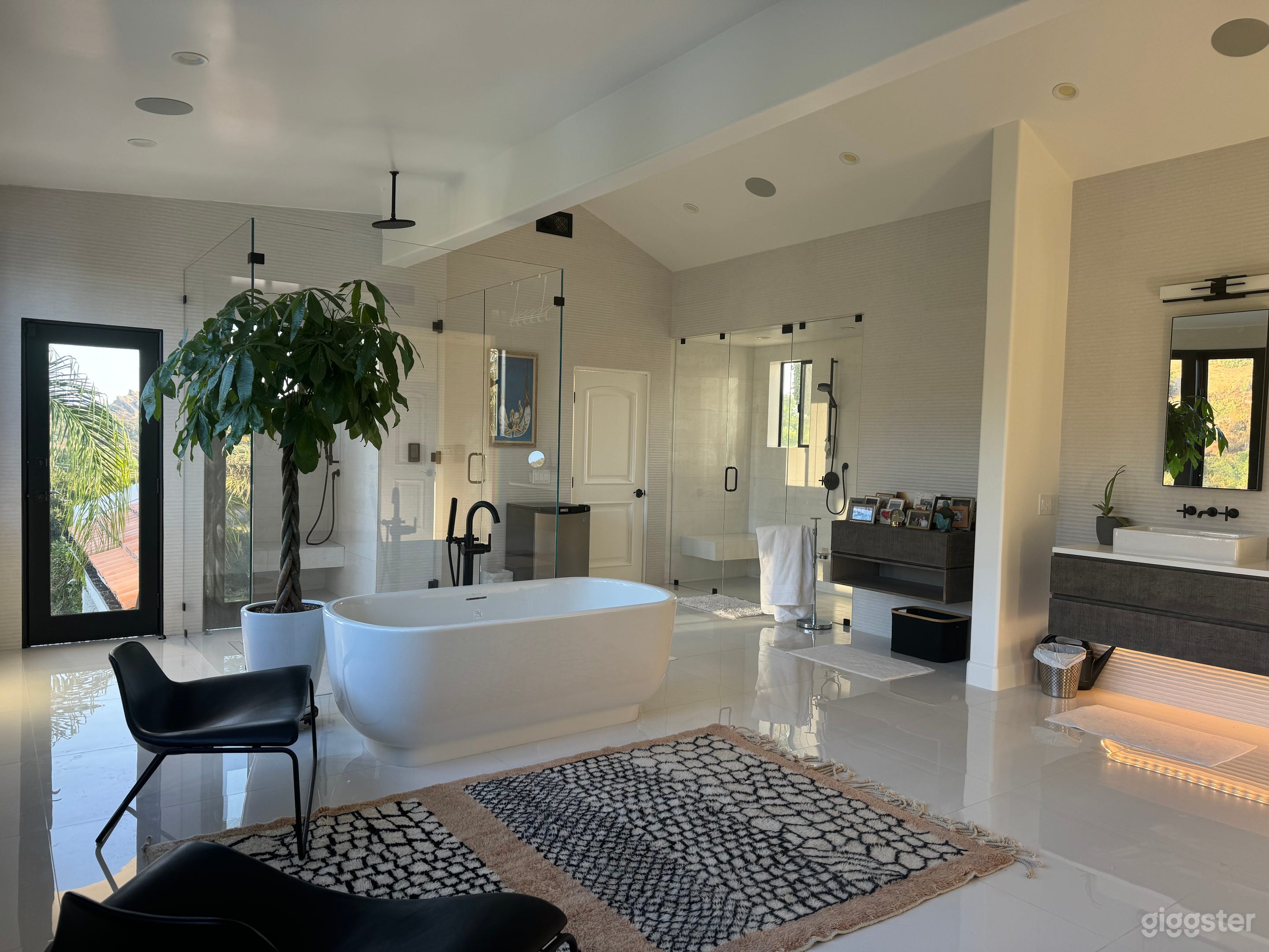 Luxury Estate surrounded by nature Photo 3