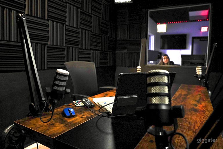  PODCAST STUDIO - IRON 1 