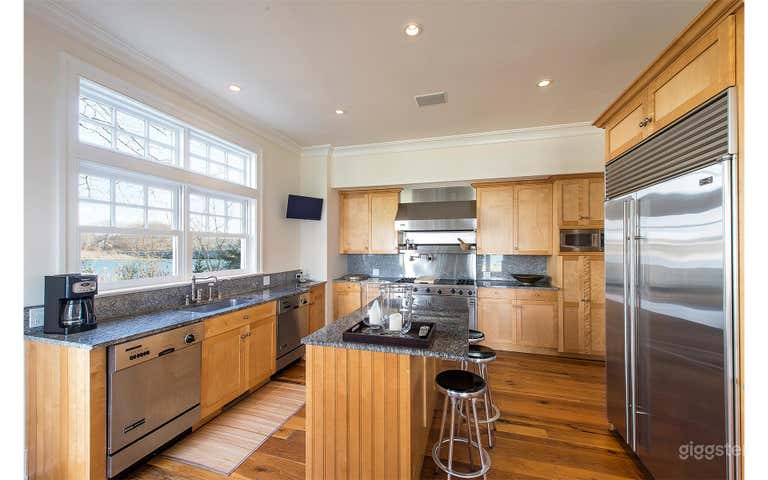  Large Hamptons estate home: Location 5114 