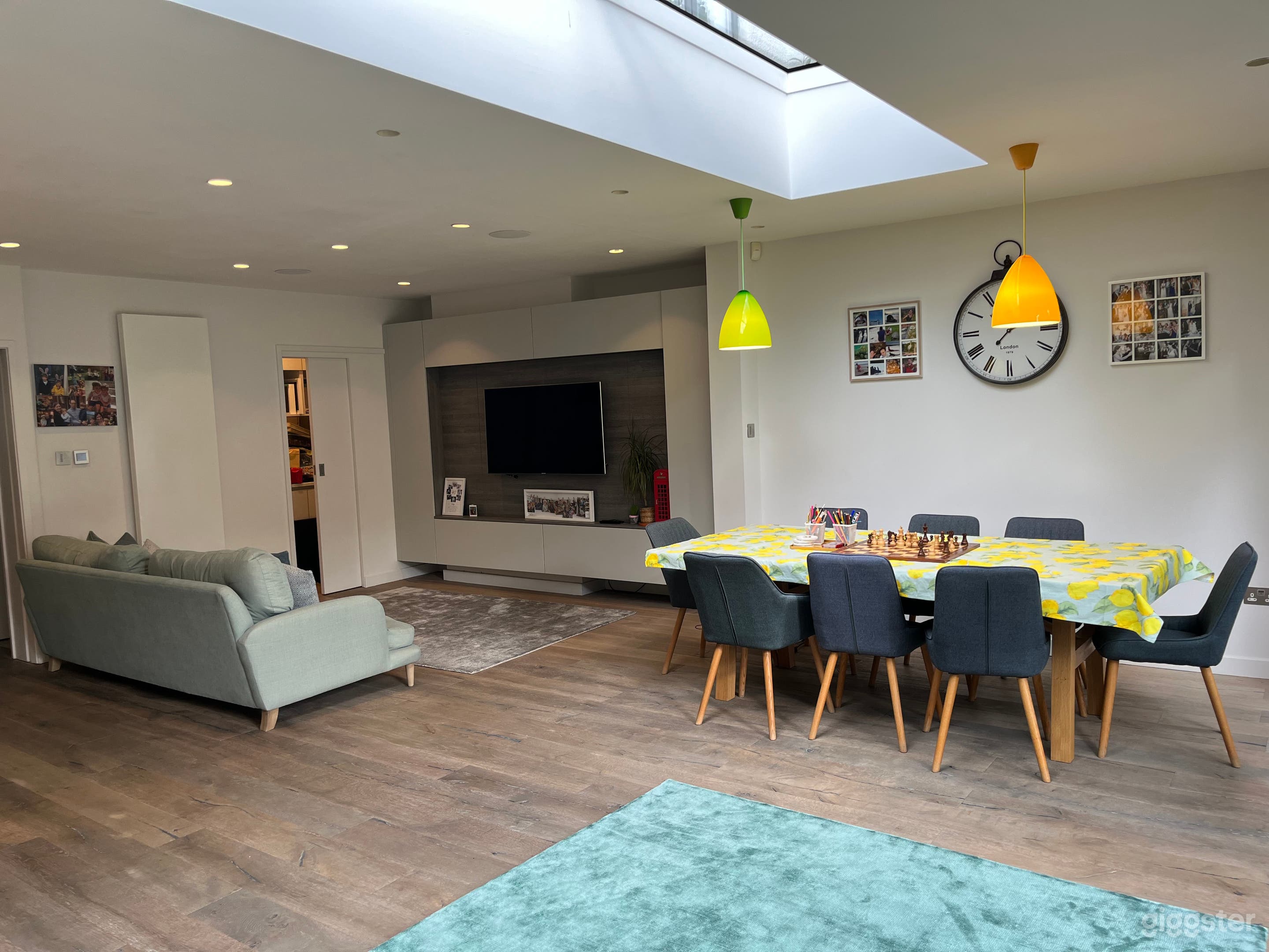 6 Bedroom, 3 Bathroom 2,500 sq ft home in Chiswick, London Photo 2