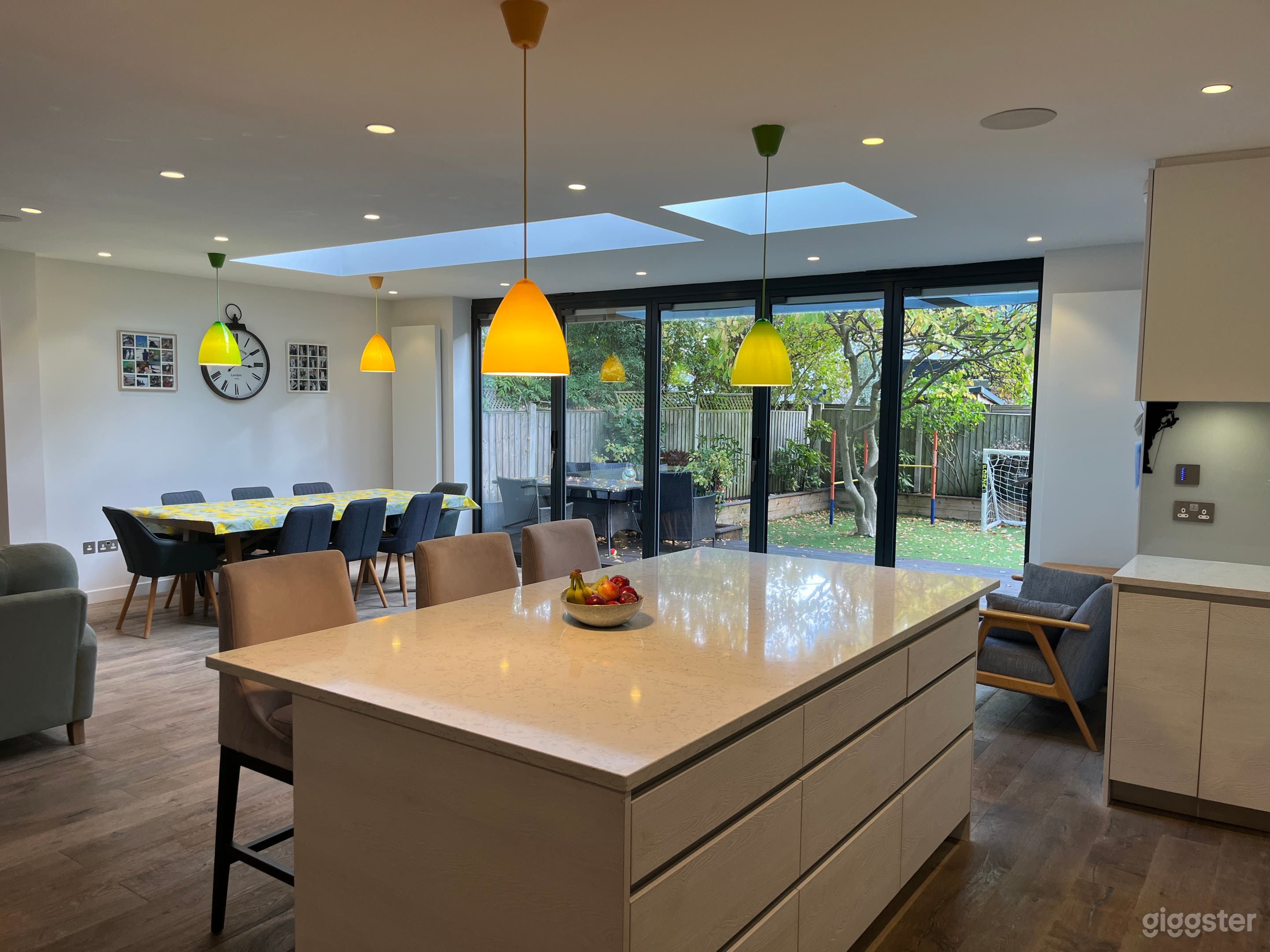 6 Bedroom, 3 Bathroom 2,500 sq ft home in Chiswick, London Photo 1