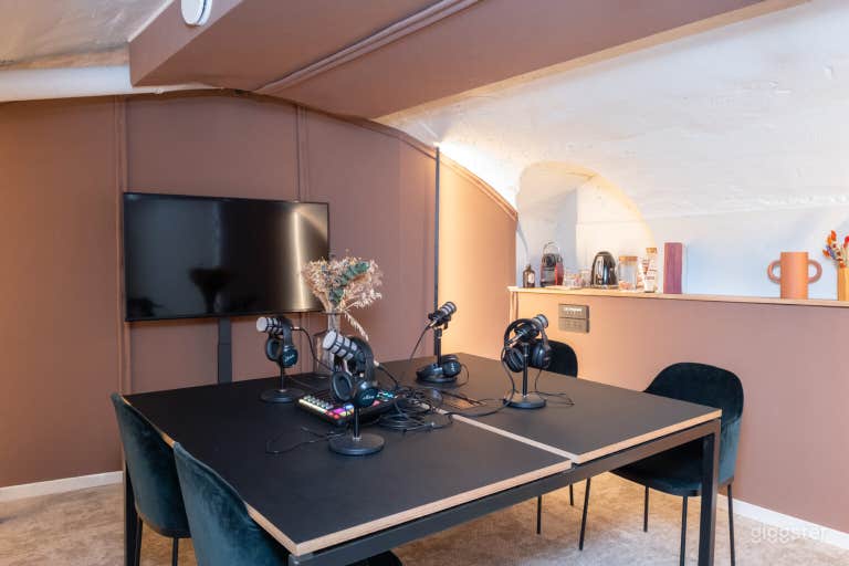  Professional Fully Equipped Podcast Studio in Paris 