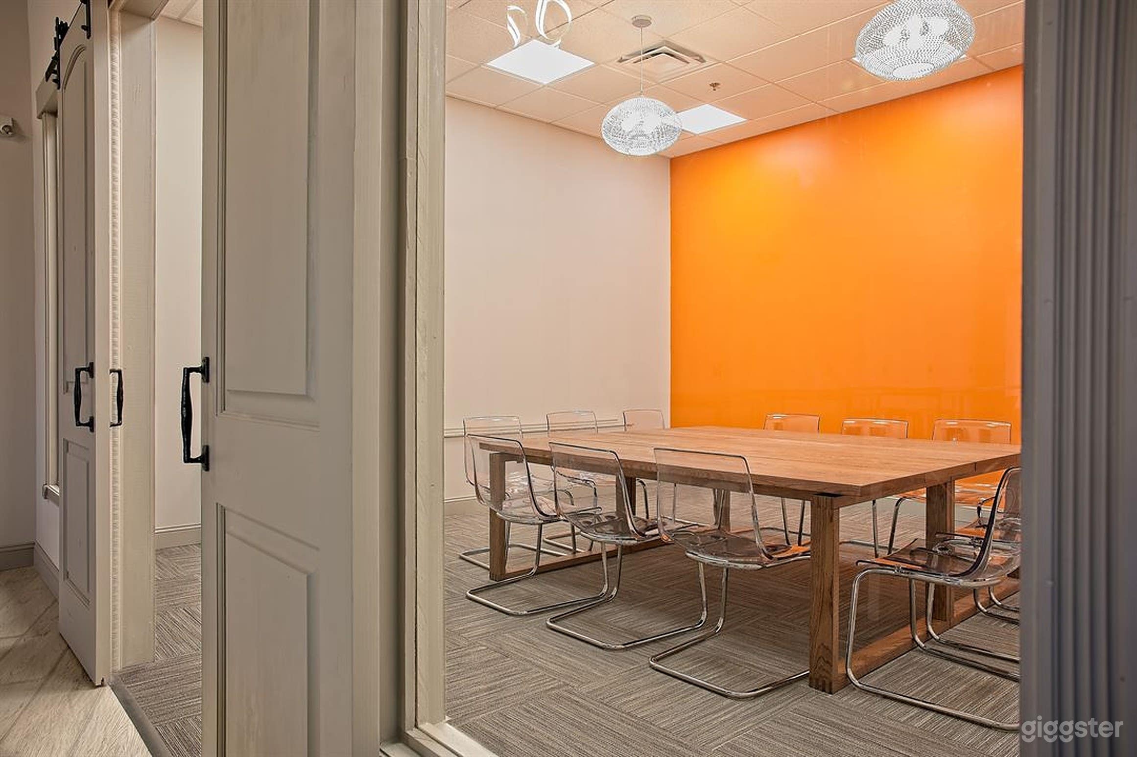 Spacious Shared Workspace Photo 3