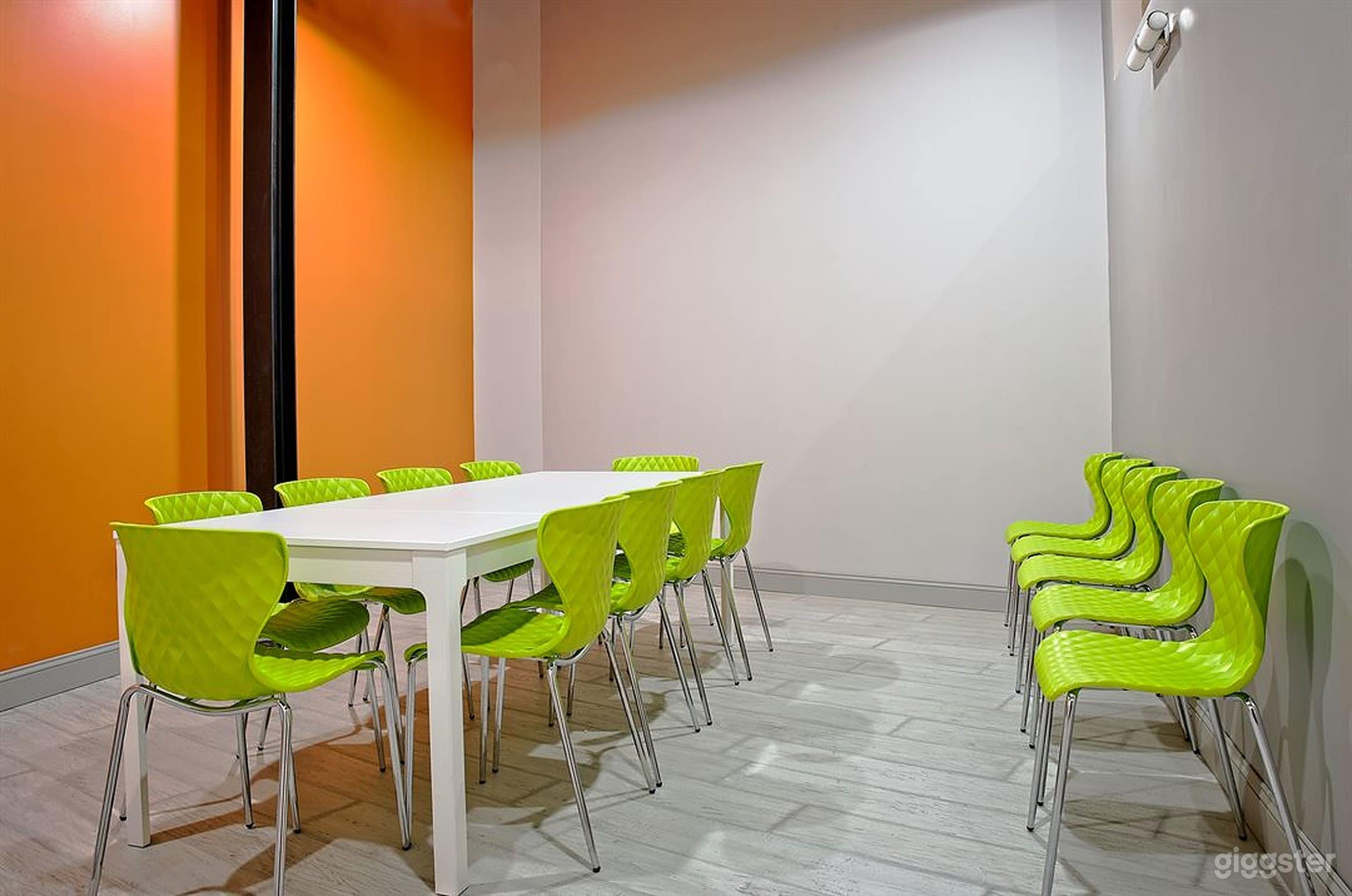 Spacious Shared Workspace Photo 4