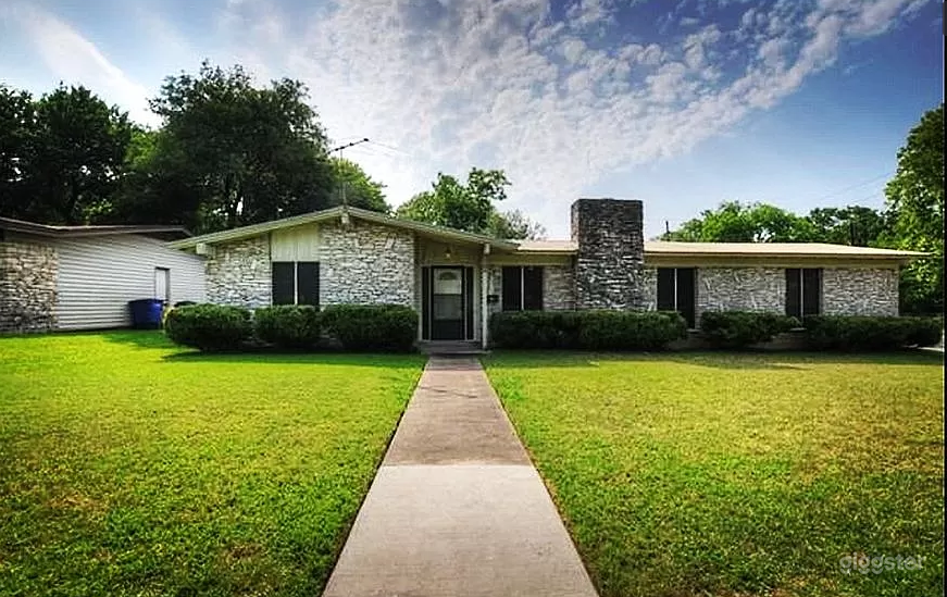 Random Airstream with cool Mural in a Backyard Photo 1