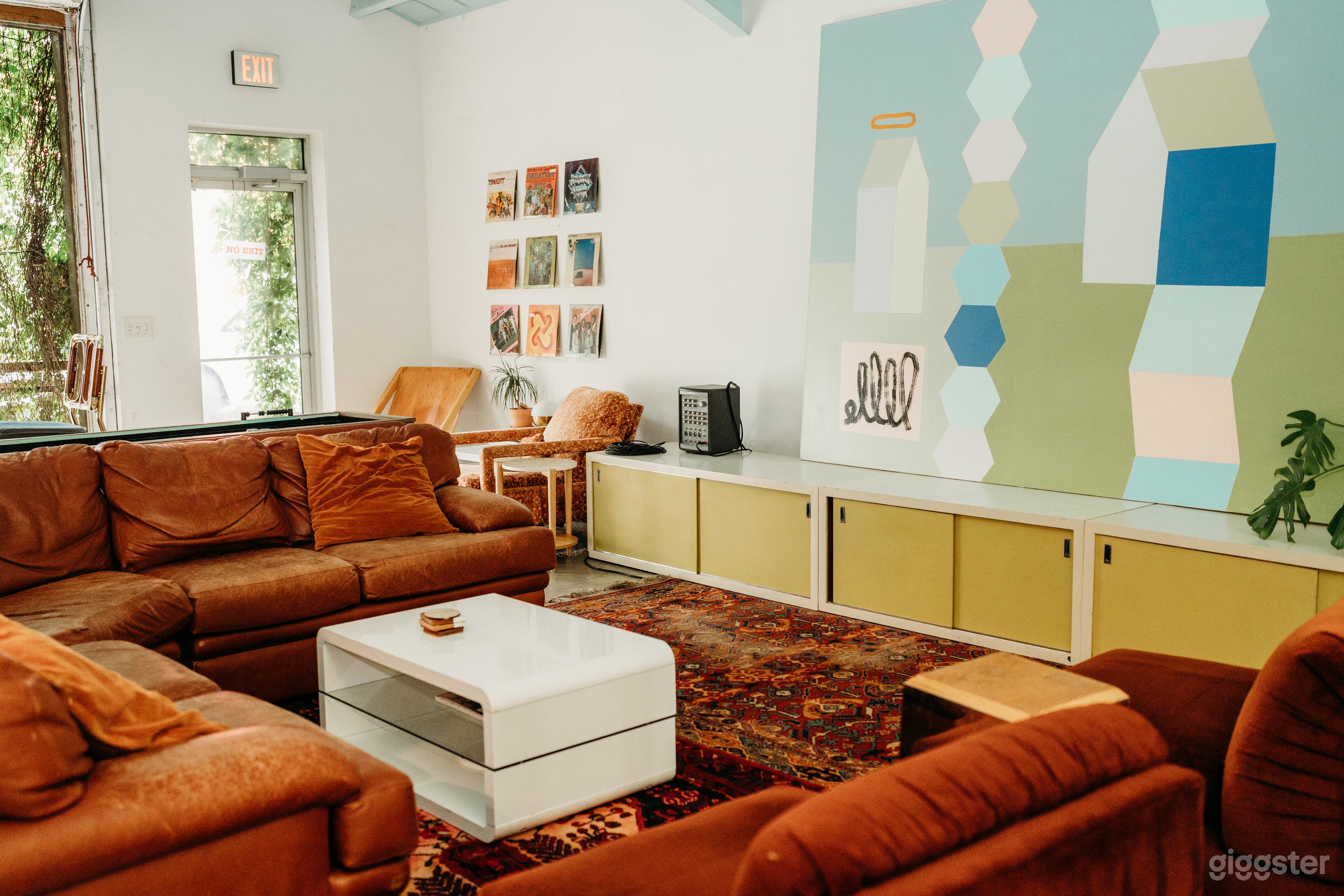 Chic Lovely Lounge on the Westside Photo 2