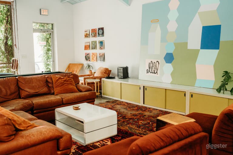  Chic Lovely Lounge on the Westside 