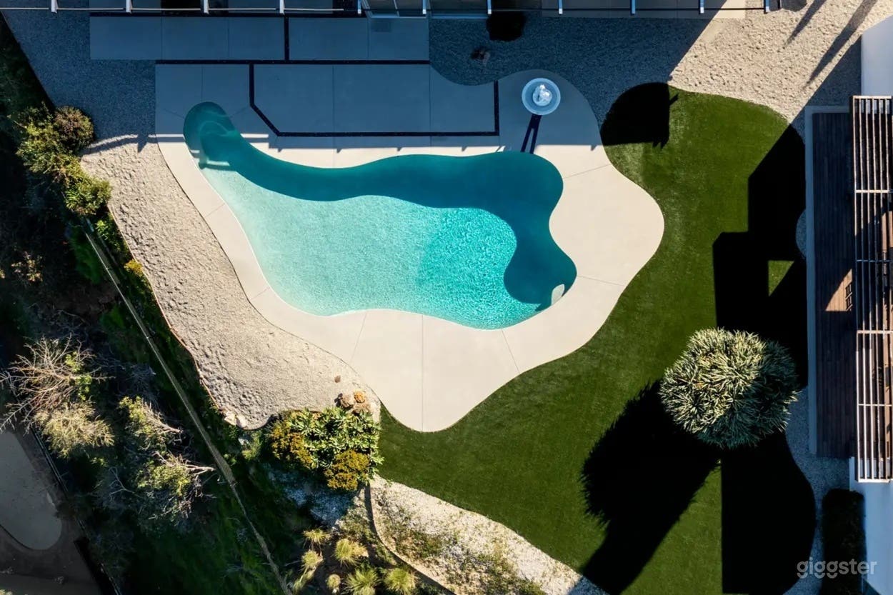 SUNSET VILLA RESORT-STYLE POOL Photo 2