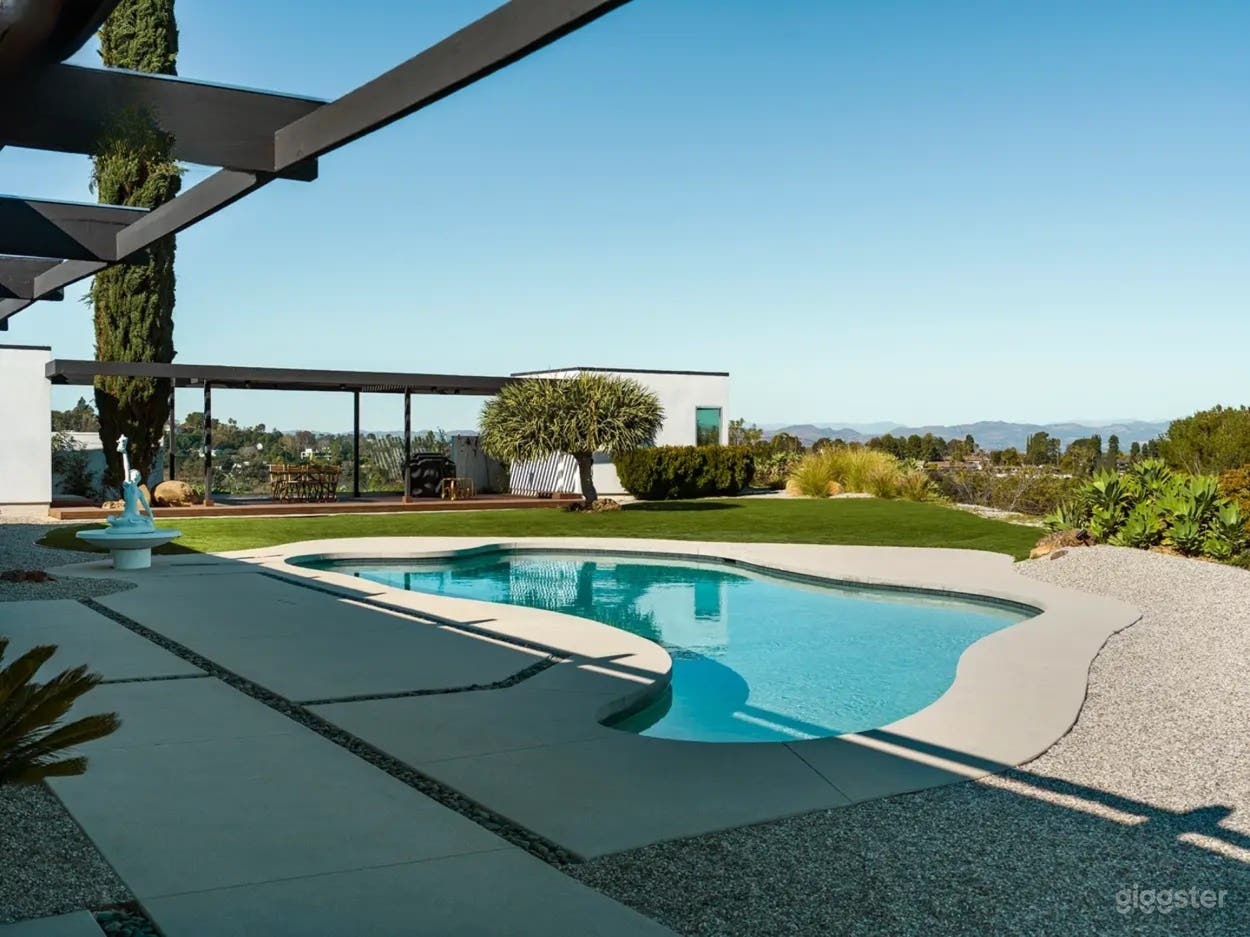 SUNSET VILLA RESORT-STYLE POOL Photo 1