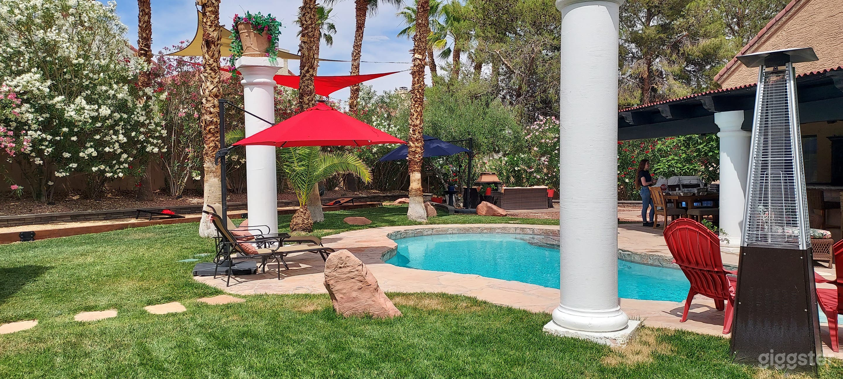 Let's have a party! Exquisite backyard space! Photo 3