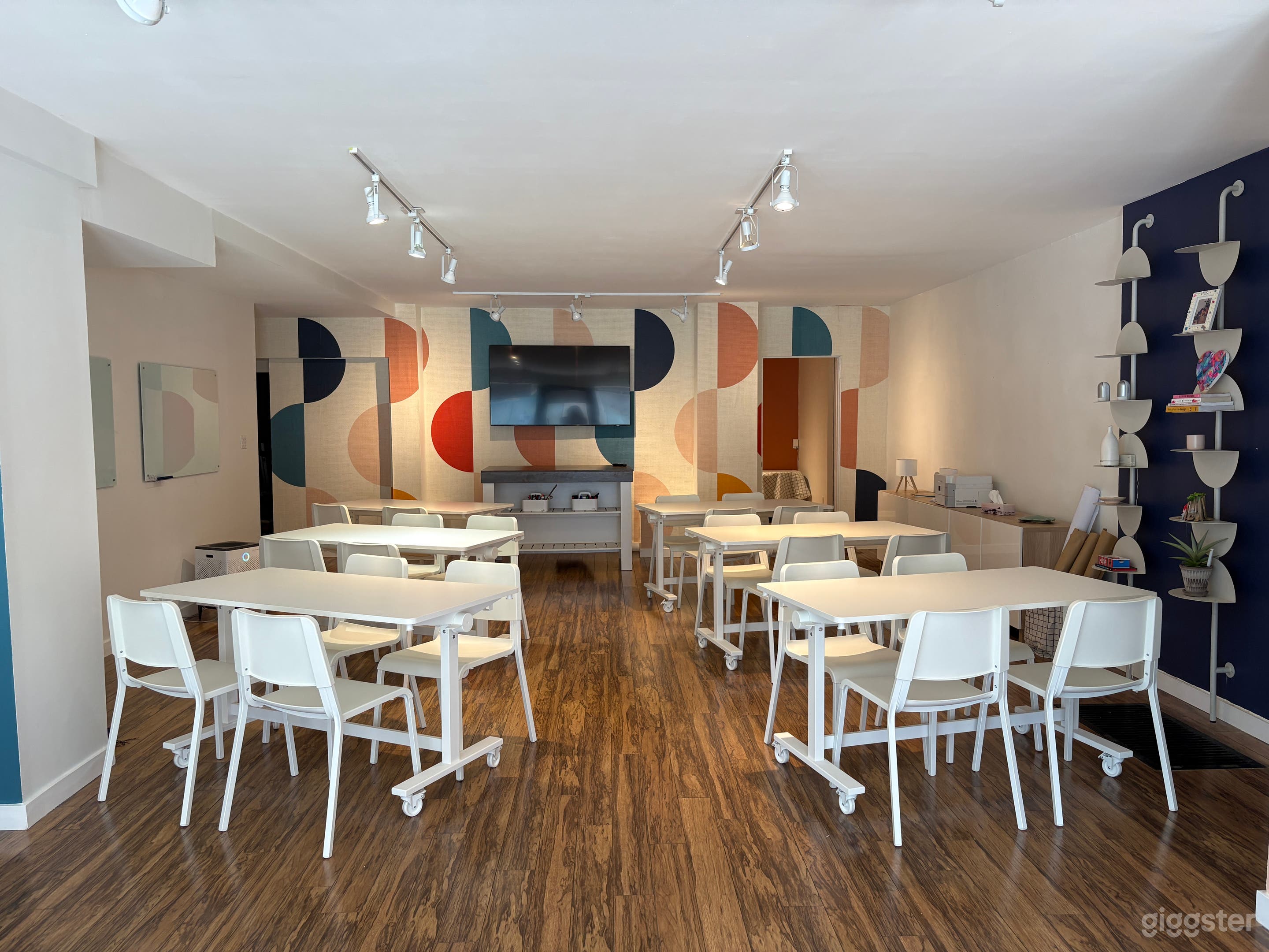 Bright and Modern Meeting, Workshop and Creative Space Photo 3
