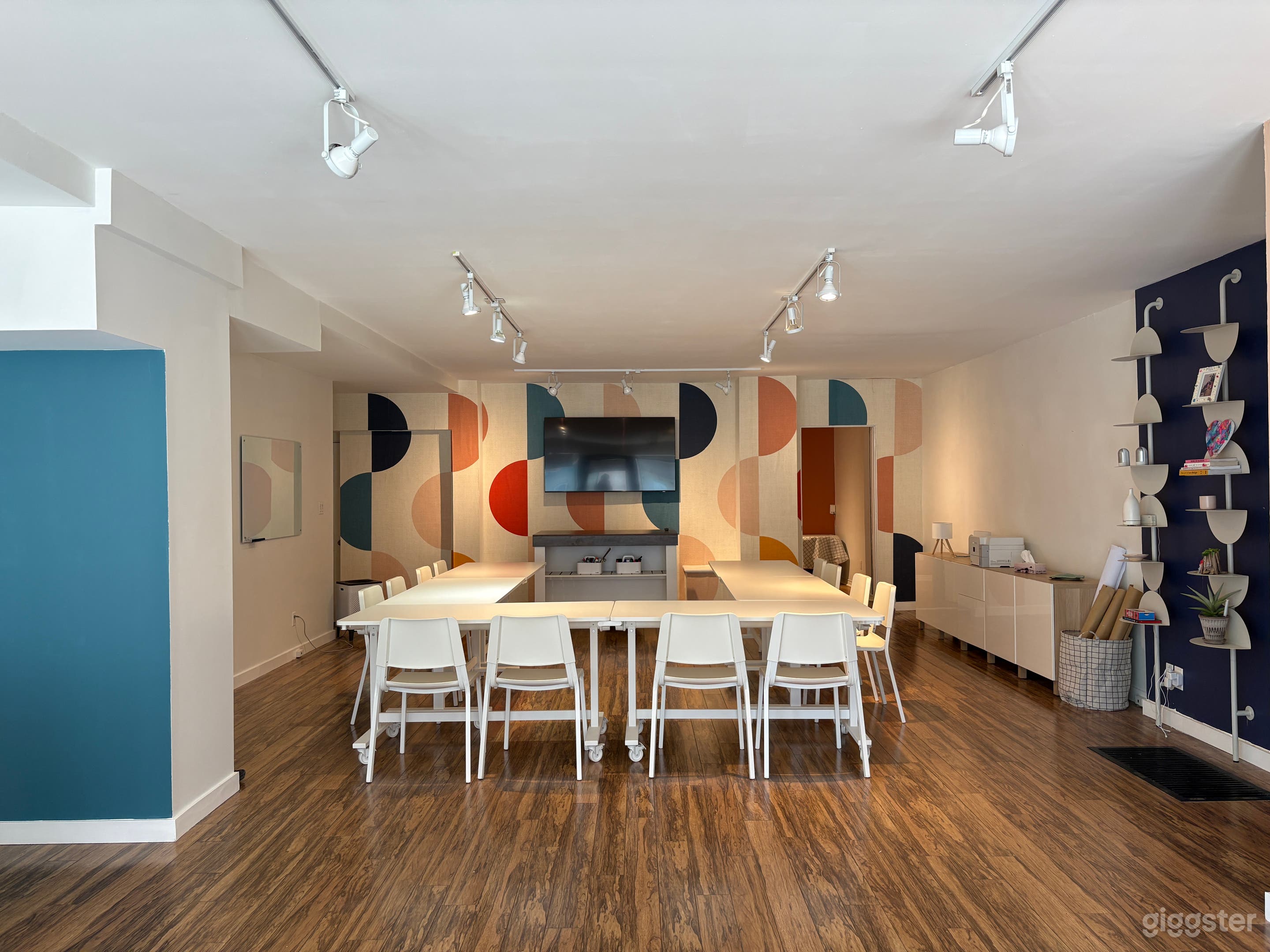 Bright and Modern Meeting, Workshop and Creative Space Photo 4
