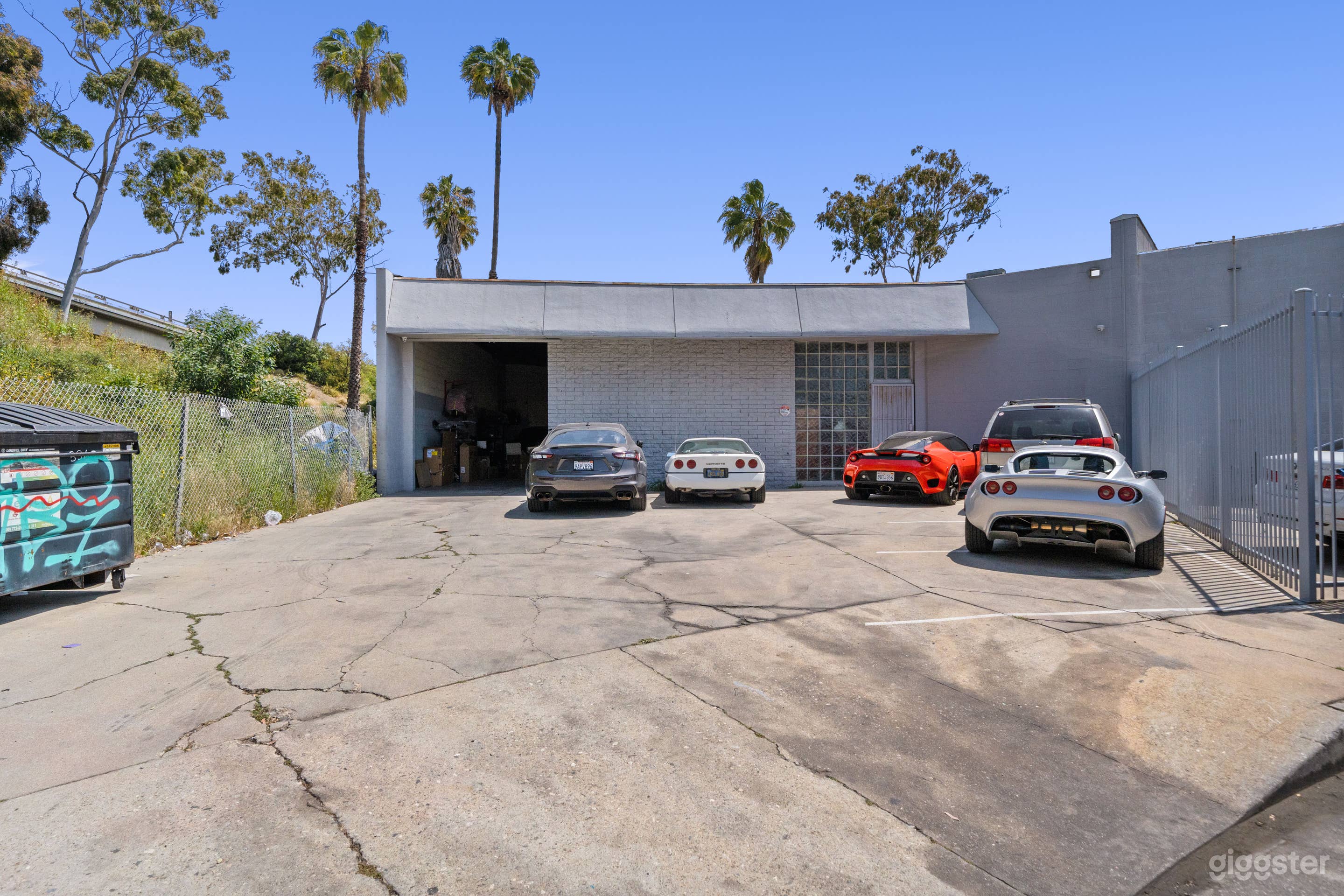 VINTAGE AUTO SHOP – INDUSTRIAL GRIT &amp; RETRO COOL Photo 2