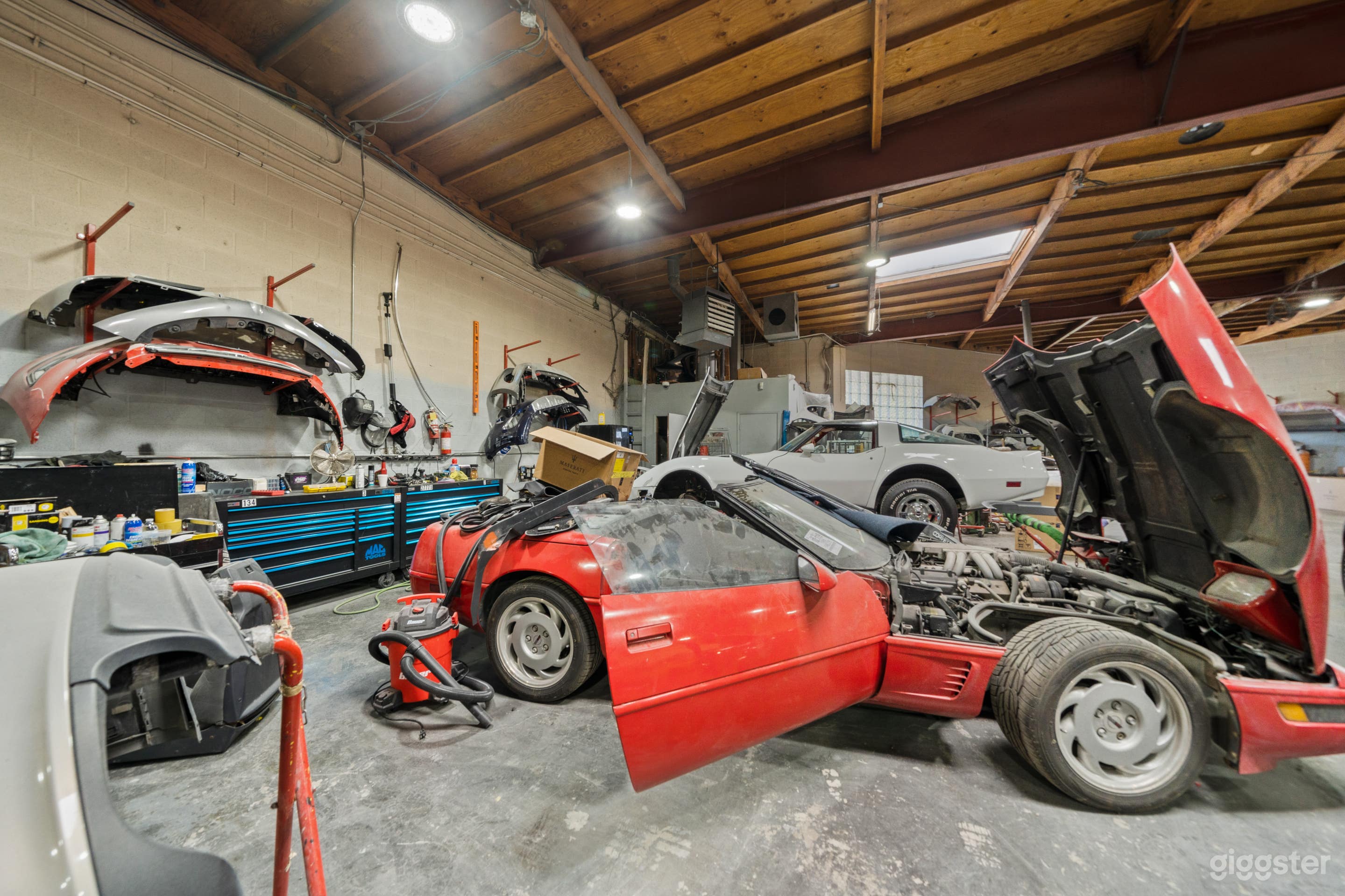 VINTAGE AUTO SHOP – INDUSTRIAL GRIT &amp; RETRO COOL Photo 4