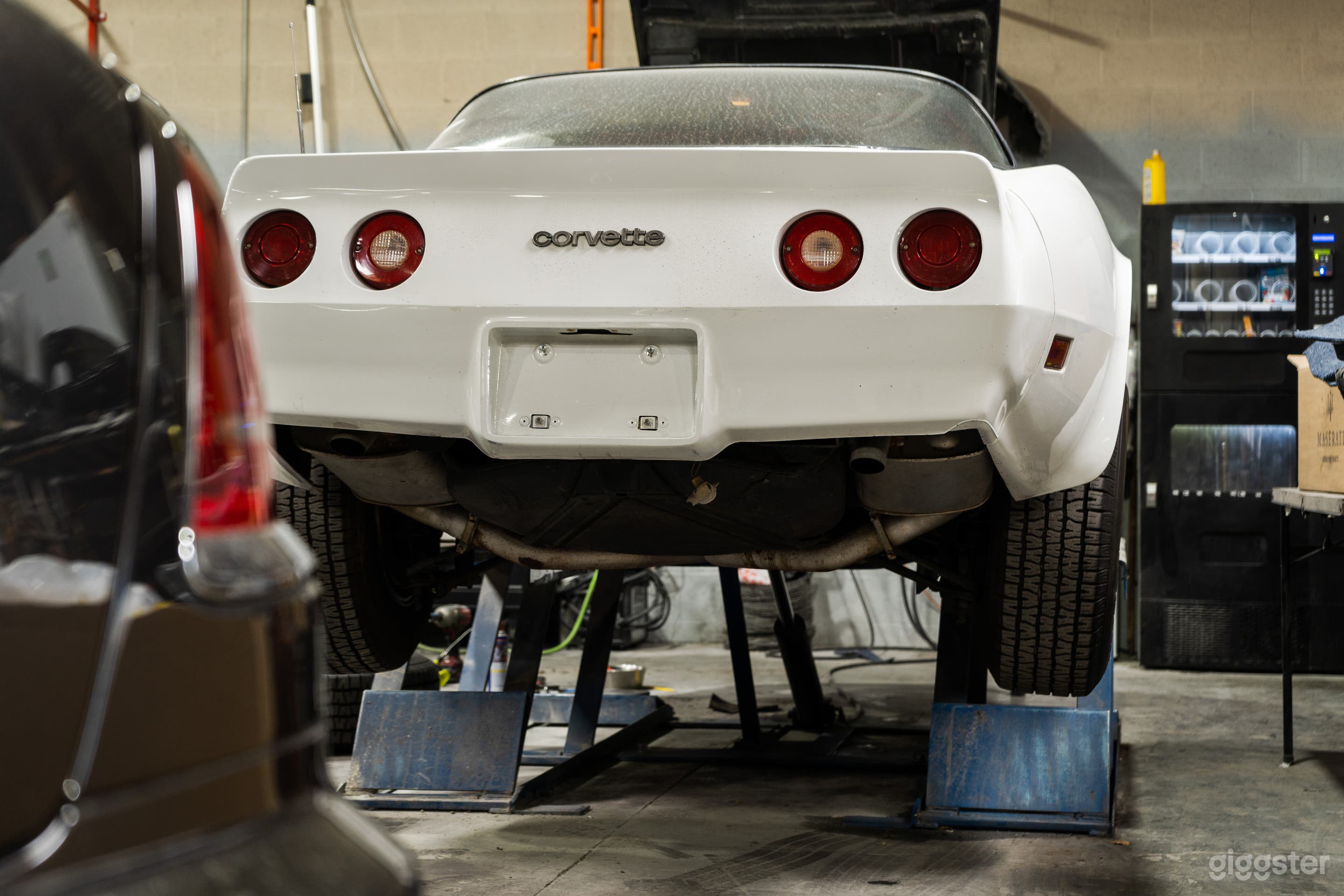 VINTAGE AUTO SHOP – INDUSTRIAL GRIT &amp; RETRO COOL Photo 3