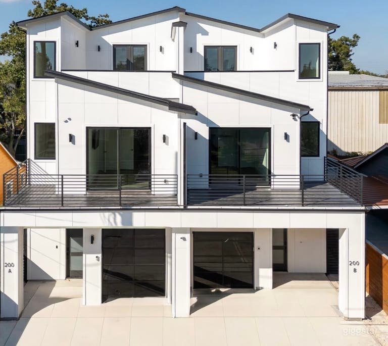  Modern, Rooftop, Designer Kitchen and Spa Bathroom 