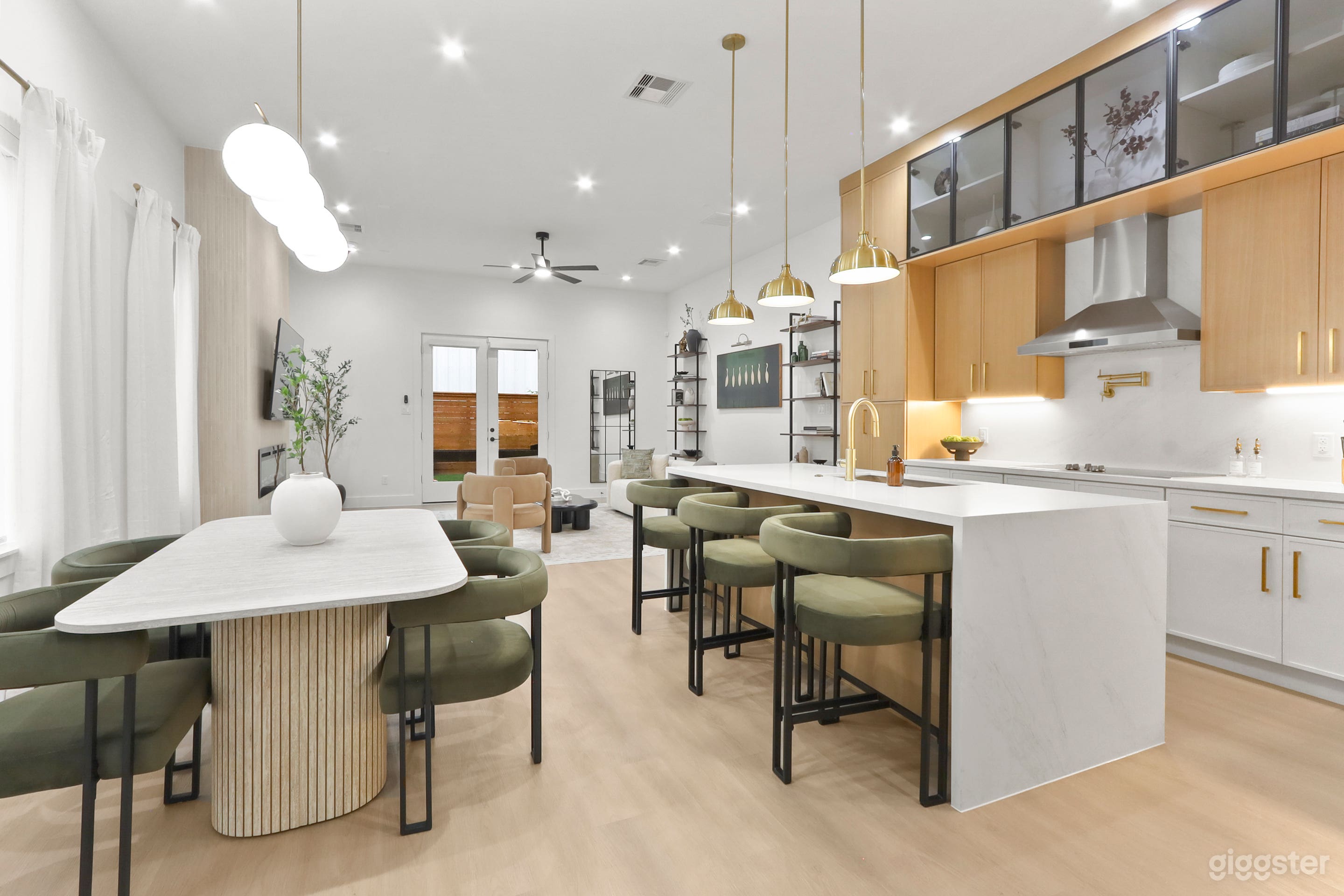 Modern, Rooftop, Designer Kitchen and Spa Bathroom Photo 1