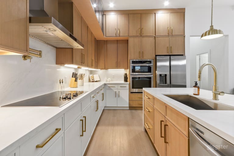  Modern, Rooftop, Designer Kitchen and Spa Bathroom 