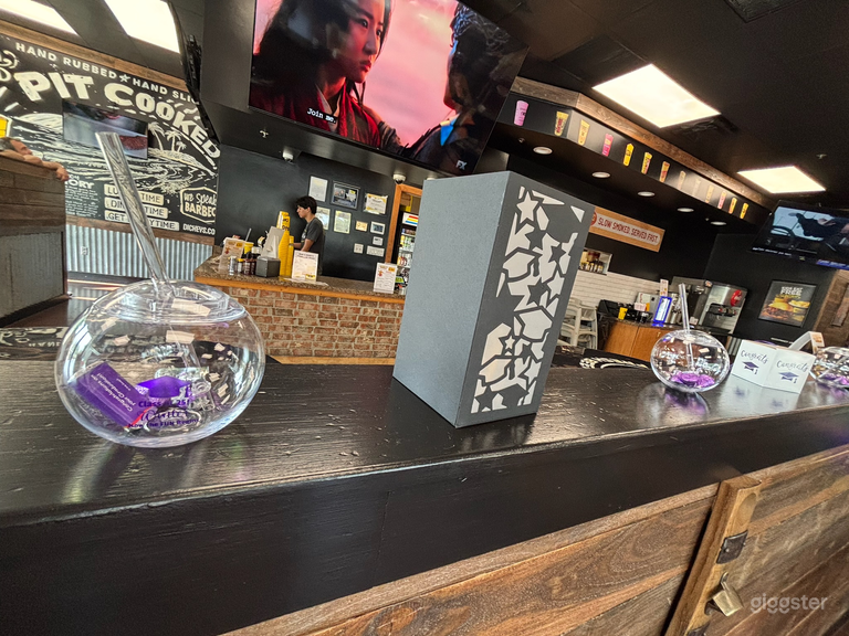  Plenty of opportunities to customize your event with decor. 