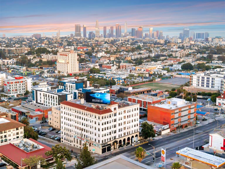  Loft histórico en DTLA con terraza en la azotea y ventanas arqueadas 