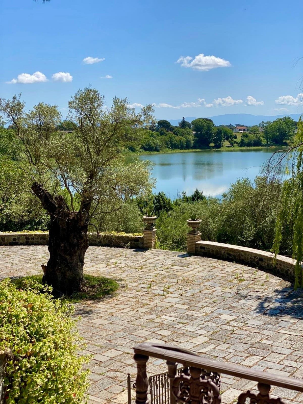 Beautiful lakeside estate Photo 2