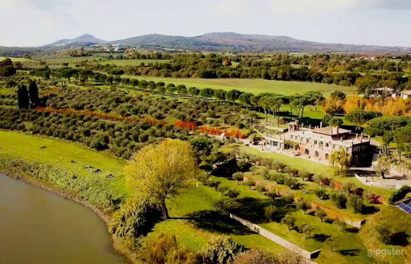 Beautiful lakeside estate Photo 3