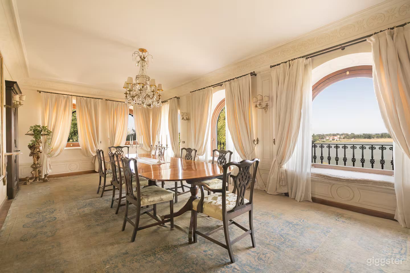 Beautiful lakeside estate Photo 1