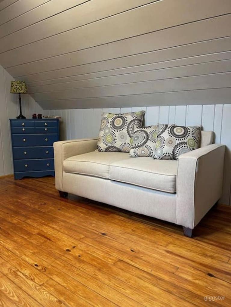  Quaint Home with Upstairs Studio 