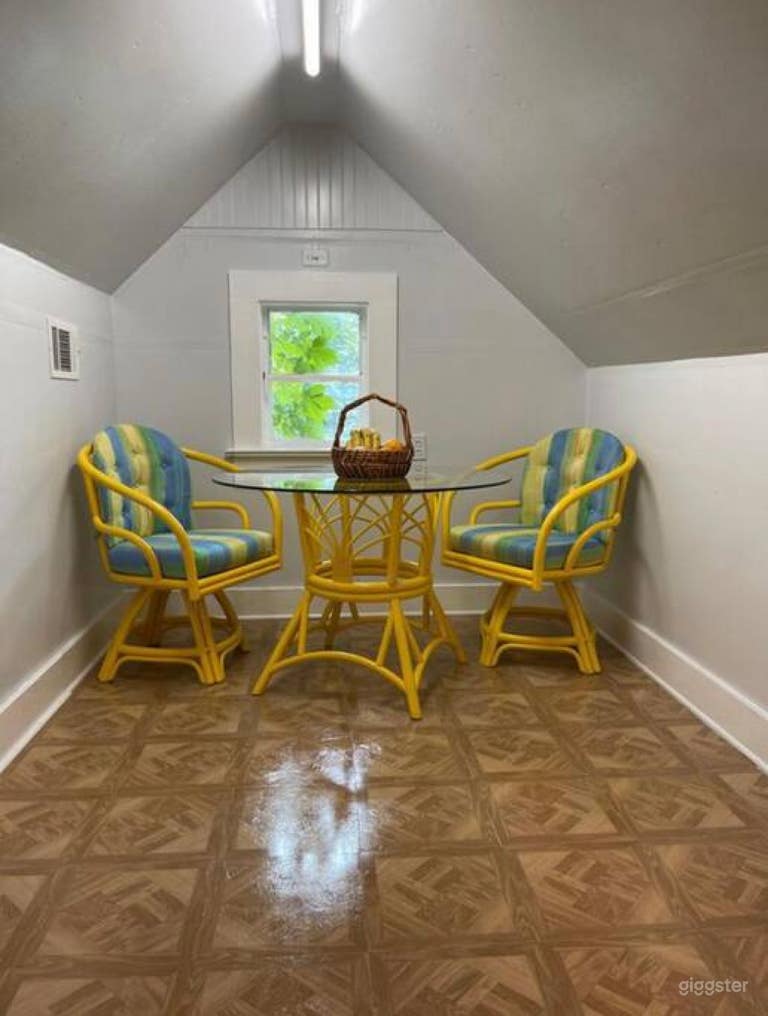  Quaint Home with Upstairs Studio 