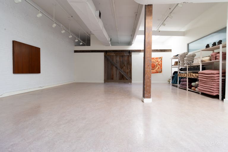  Whiteboard and projector included 