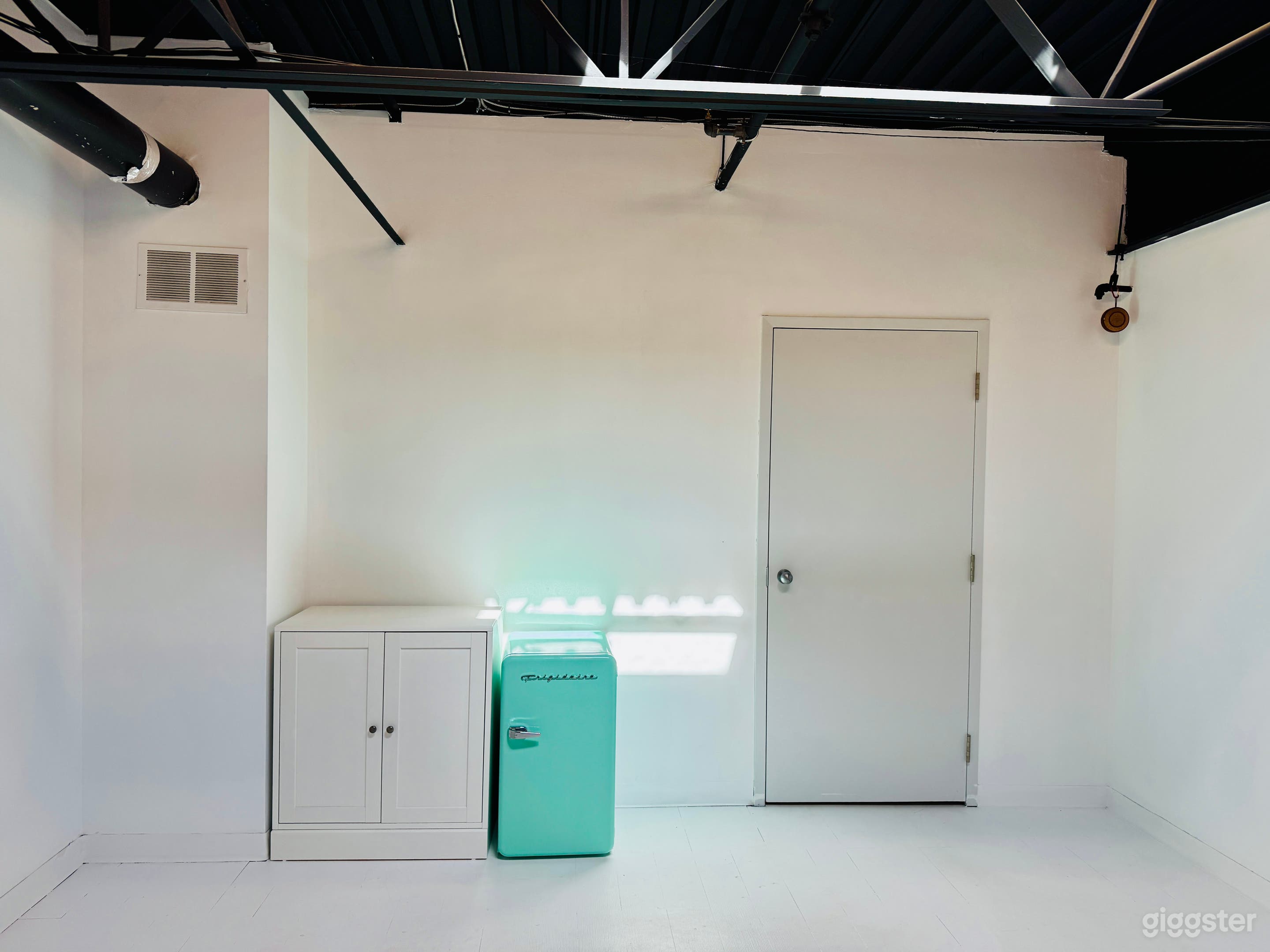 Bright Cozy Studio Space in Oakville Photo 3