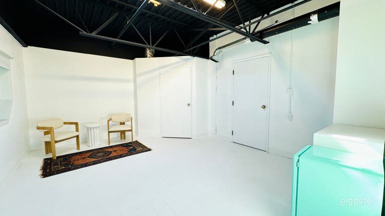  Bright Cozy Studio Space in Oakville 