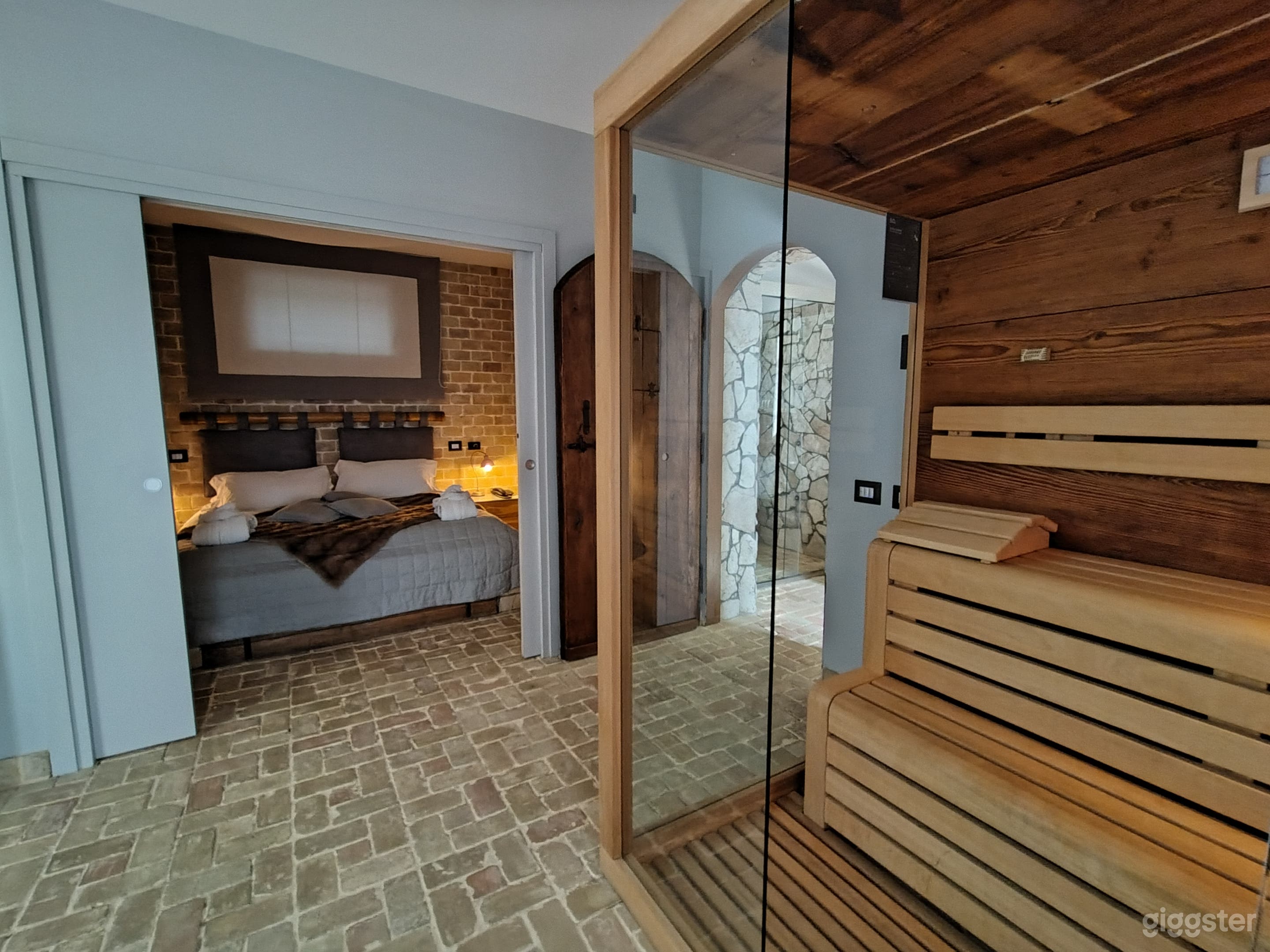 Foto di Luxury home with private spa 4