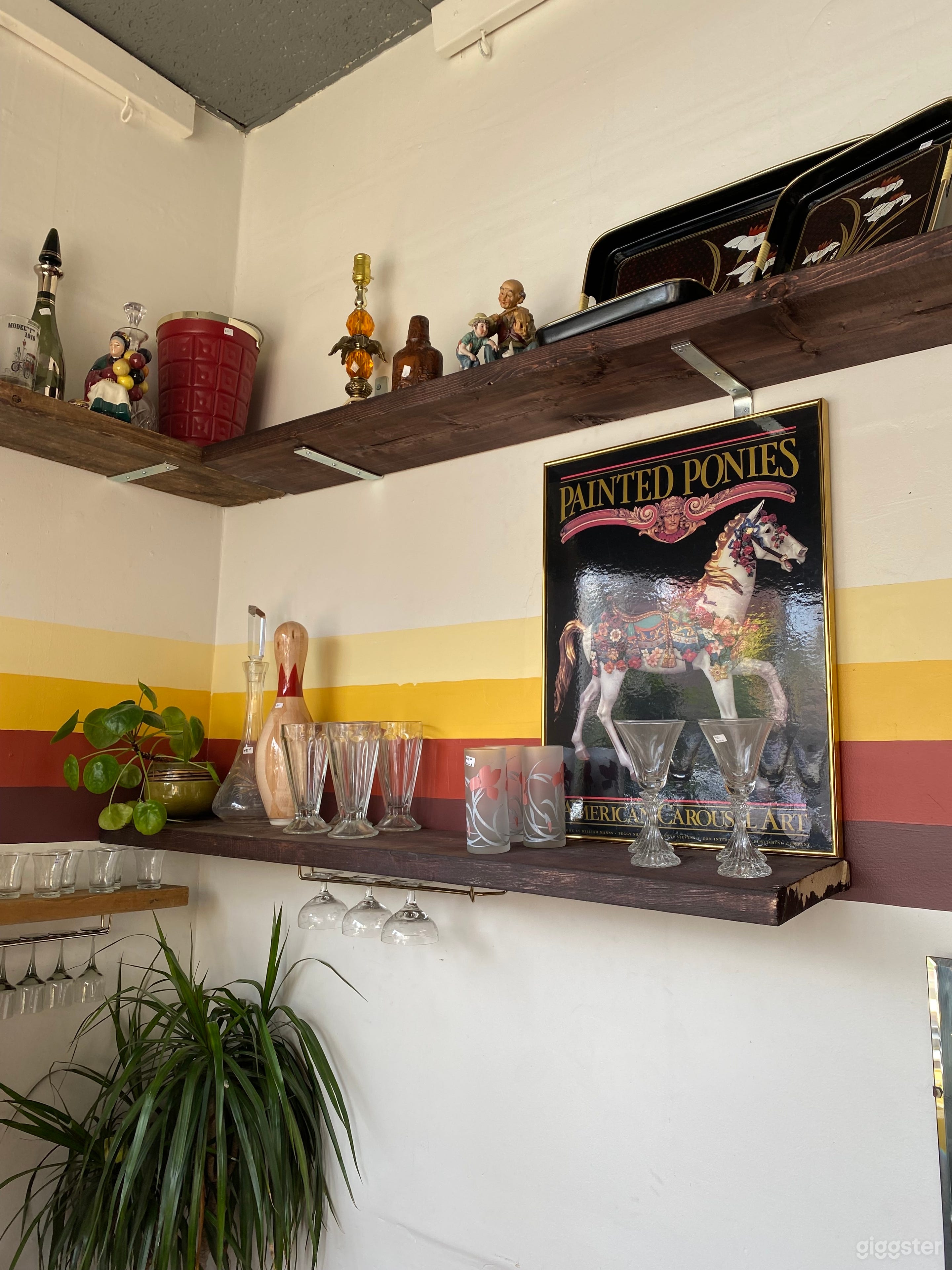 Bright Coffee Shop With Open Patio Photo 3