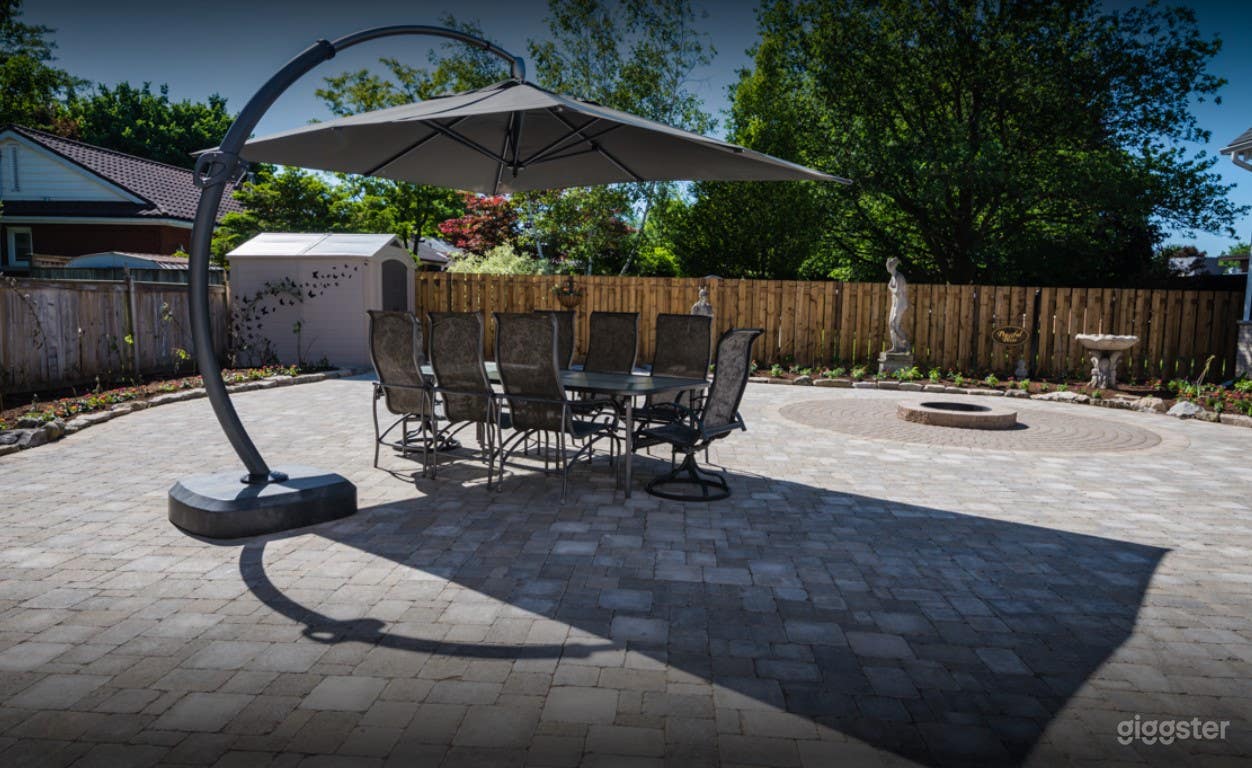 Spacious Picturesque Courtyard in Stratford Photo 3