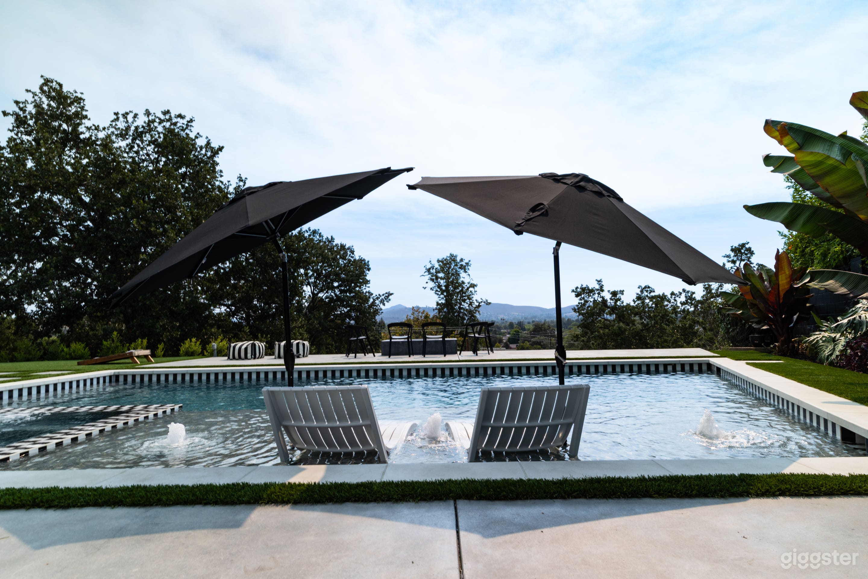 Backyard oasis with a view to die for..... Photo 4