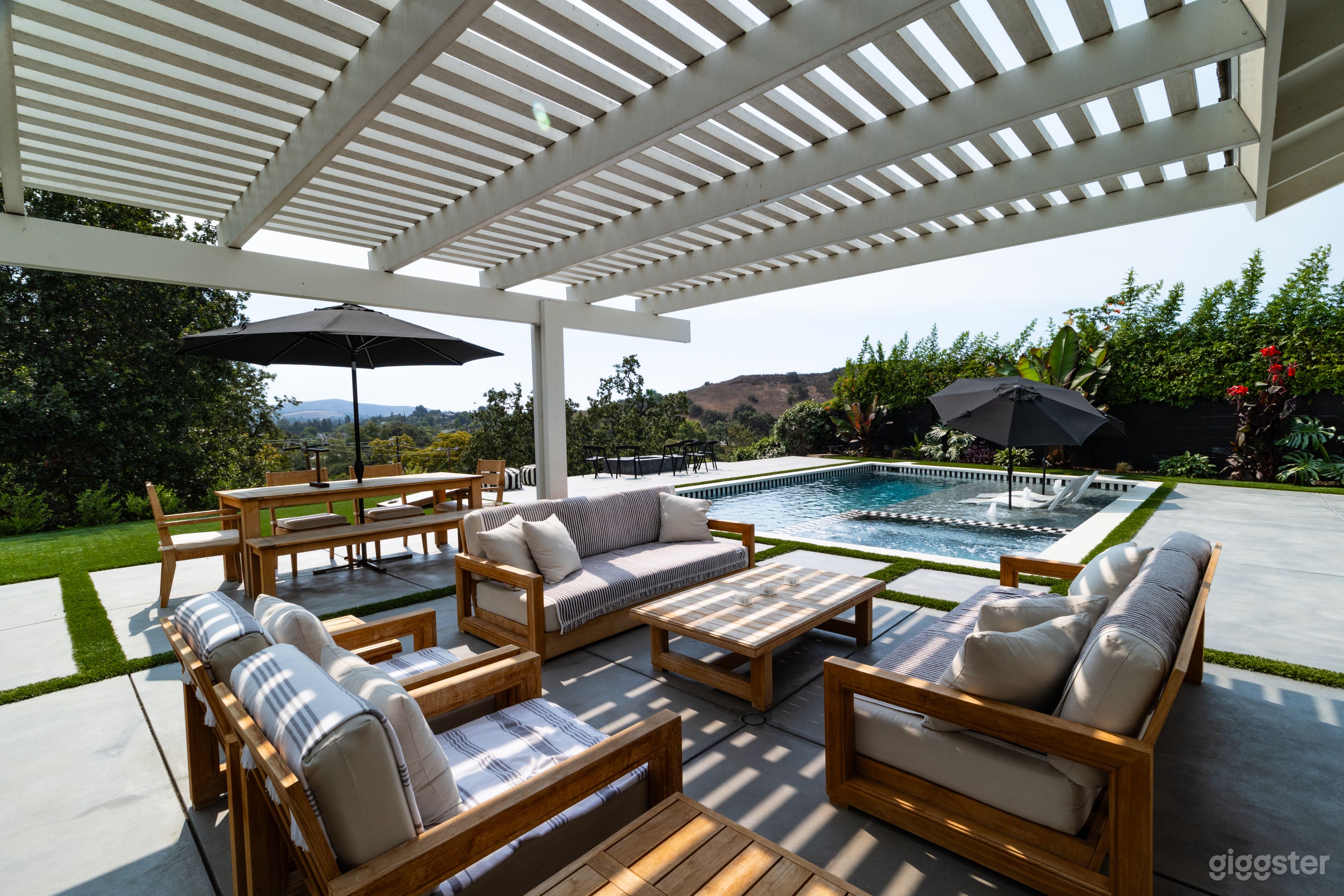Backyard oasis with a view to die for..... Photo 2