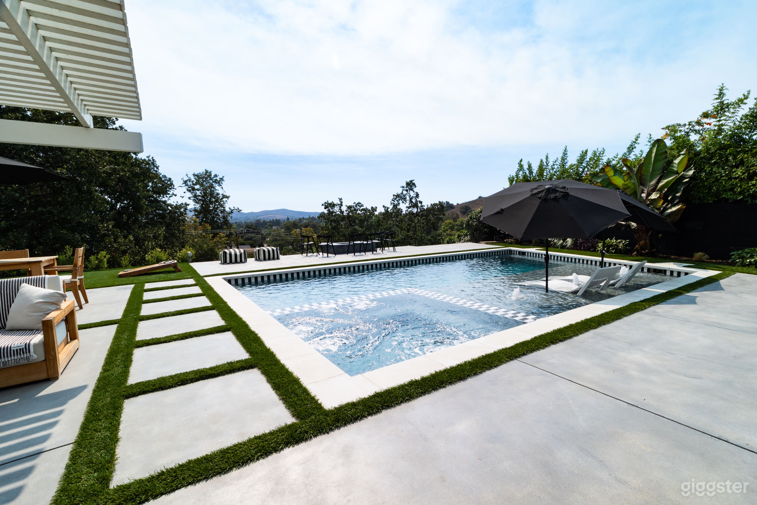 Backyard oasis with a view to die for..... Photo 1
