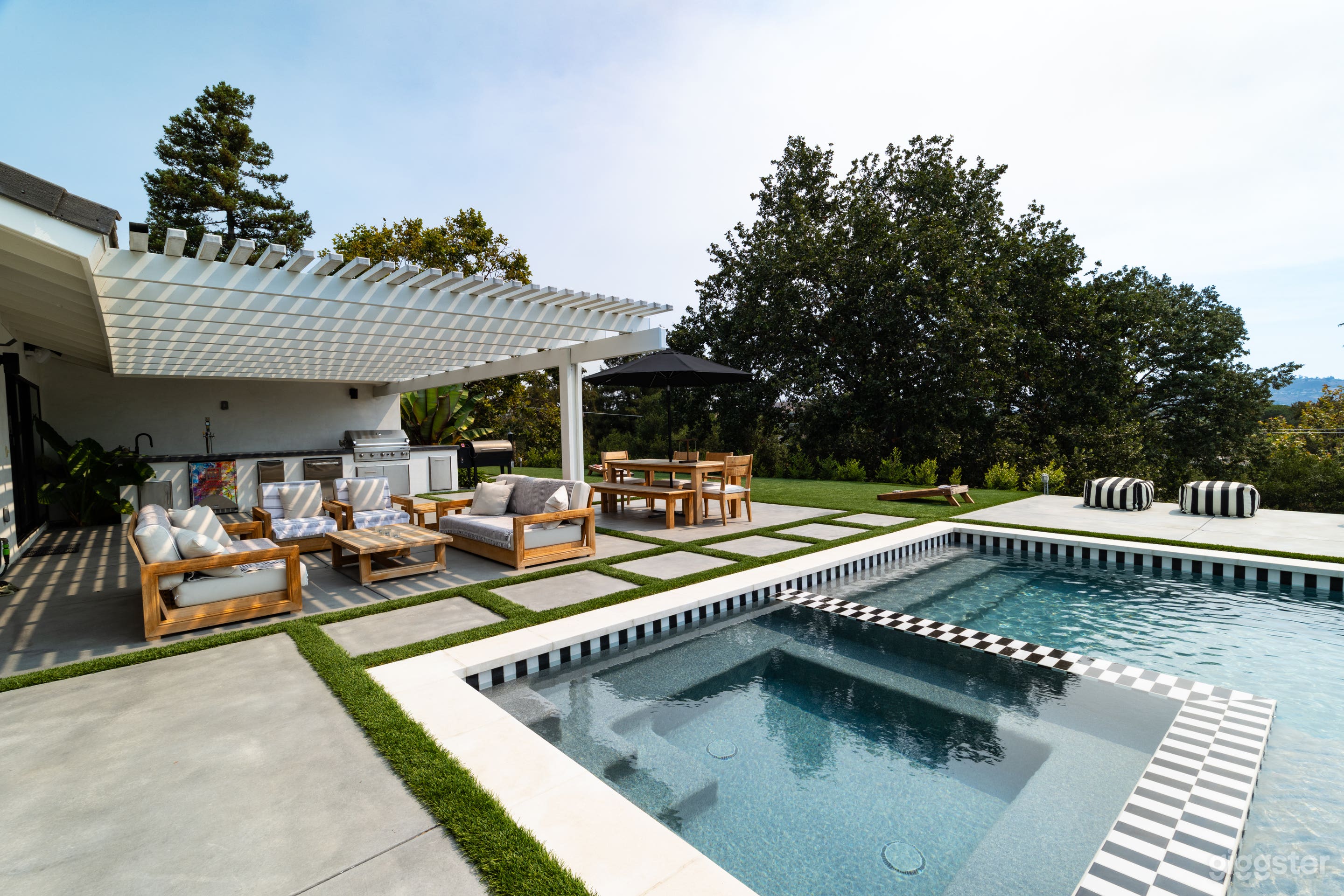 Backyard oasis with a view to die for..... Photo 3