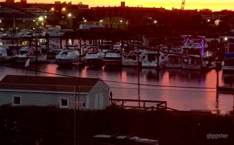  Modern House w amazing views of the boats 