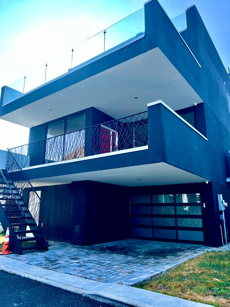  Modern House w amazing views of the boats 